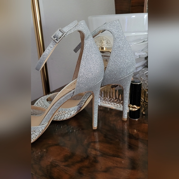 Badgley Mischka  silver ankle strap shoe size 8 NWOT - Picture 3 of 8